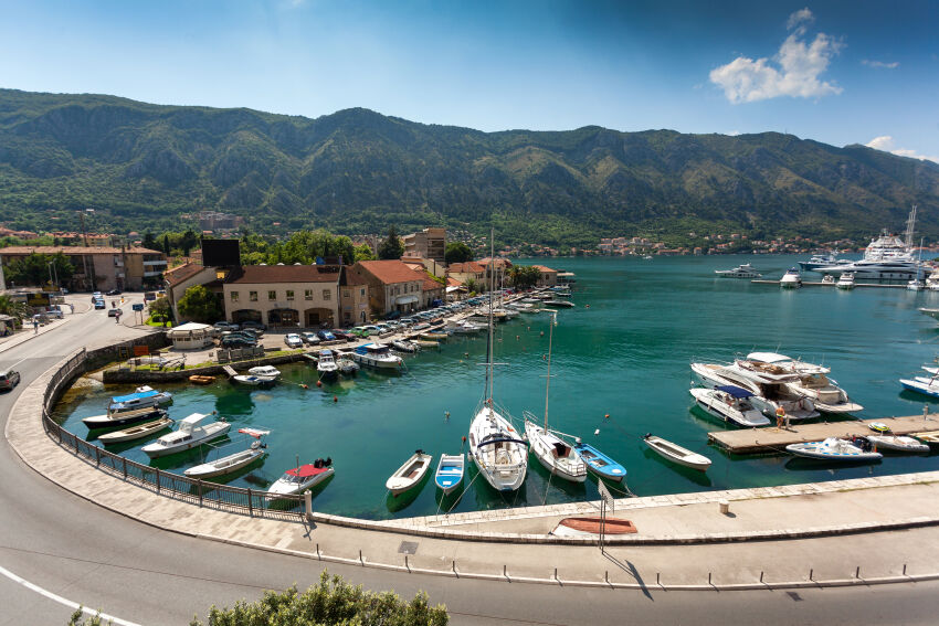 Kotorska luka u Crnoj Gori sa usidrenim jahtama i čamcima