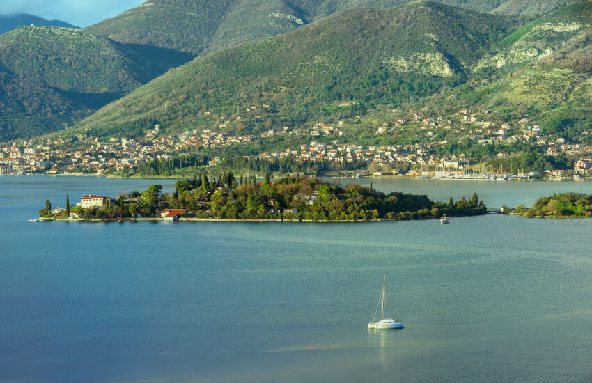 Ostrvo cveća ili Svetog Arhangela Mihaila na opštini Tivat