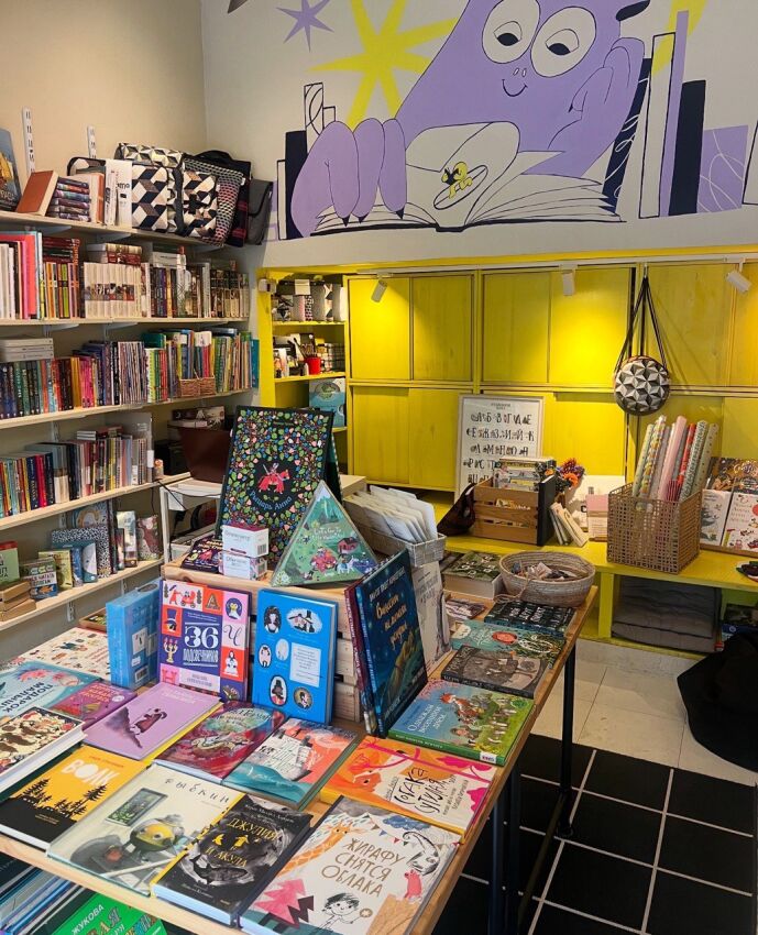 Полки с детскими книгами в Okbook