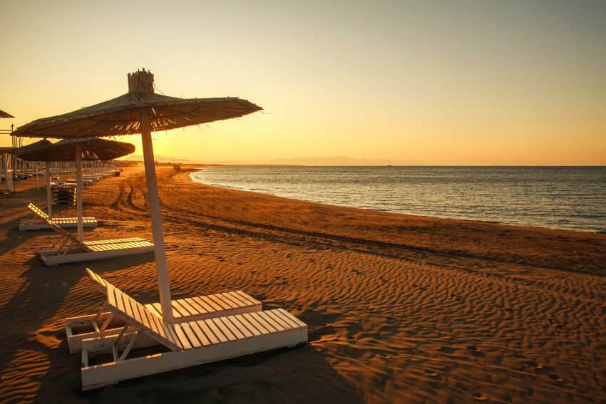 Peščana plaža u Ulcinju na zalasku sunca